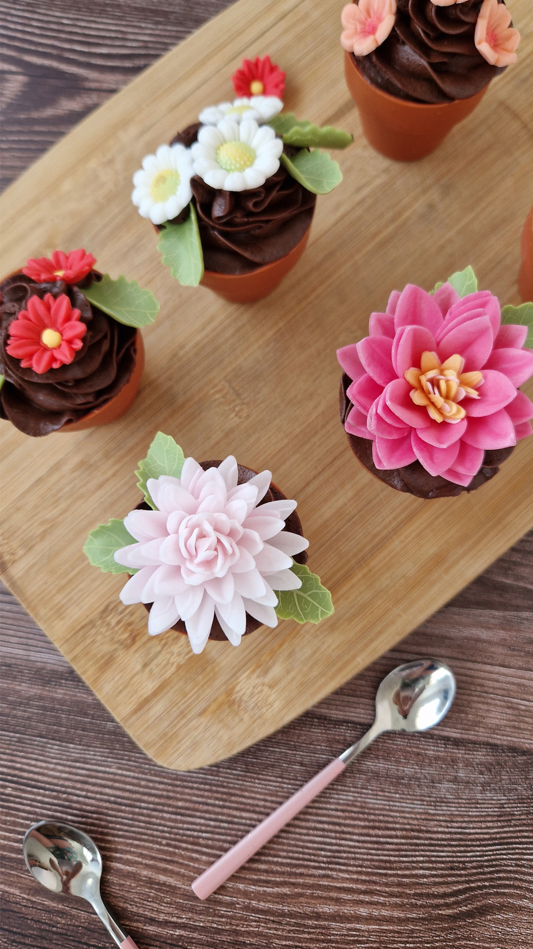 FLORES DE OBLEA COMESTIBLE 7 MARGARITAS + 5 HOJAS VERDES