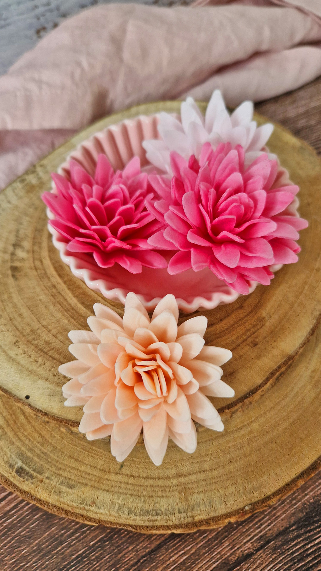 FLORES DE OBLEA COMESTIBLE DE COLORES 5,5 CM 18 UD