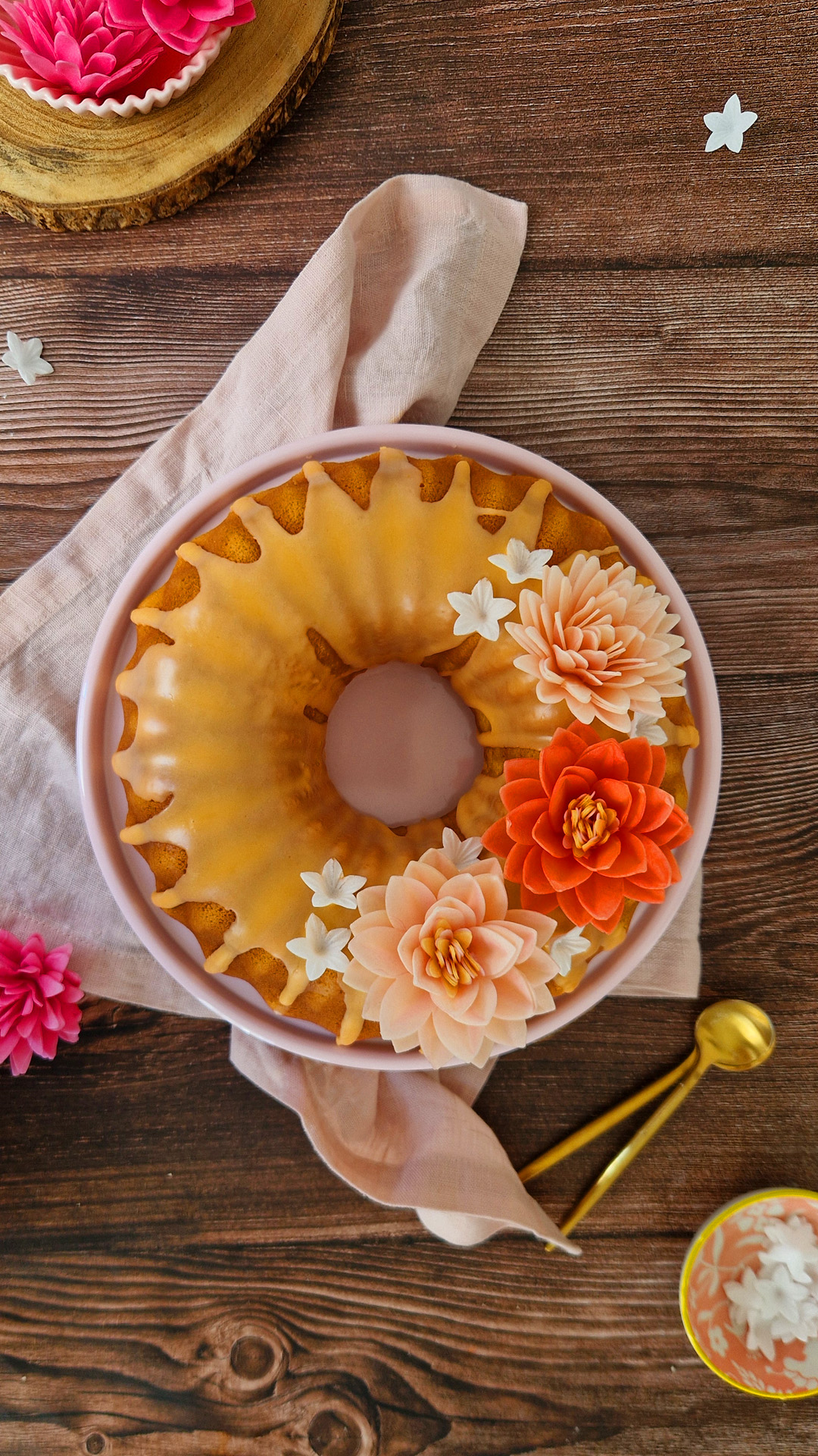 FLORES DE OBLEA COMESTIBLE DE COLORES 5,5 CM 18 UD