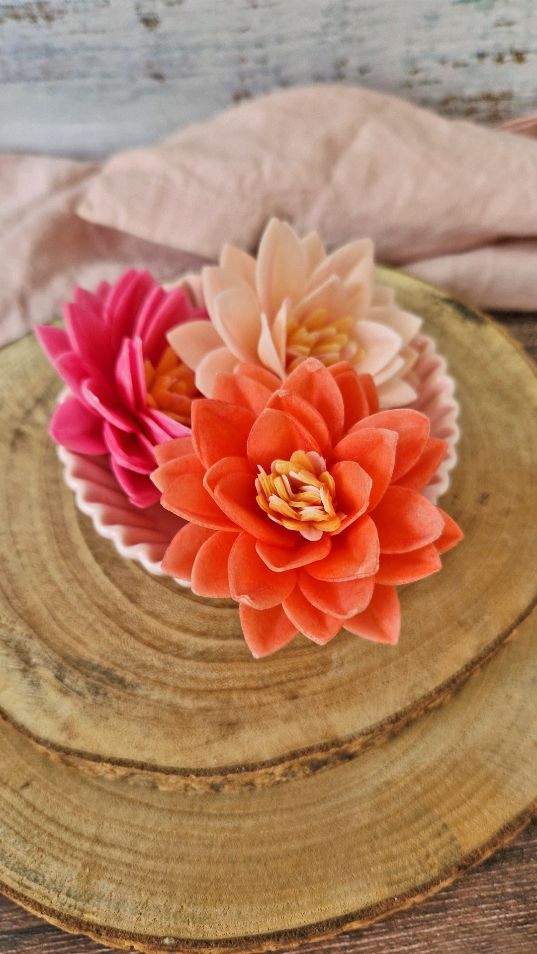 FLORES DE OBLEA COMESTIBLE DE COLORES 5,5 CM 18 UD