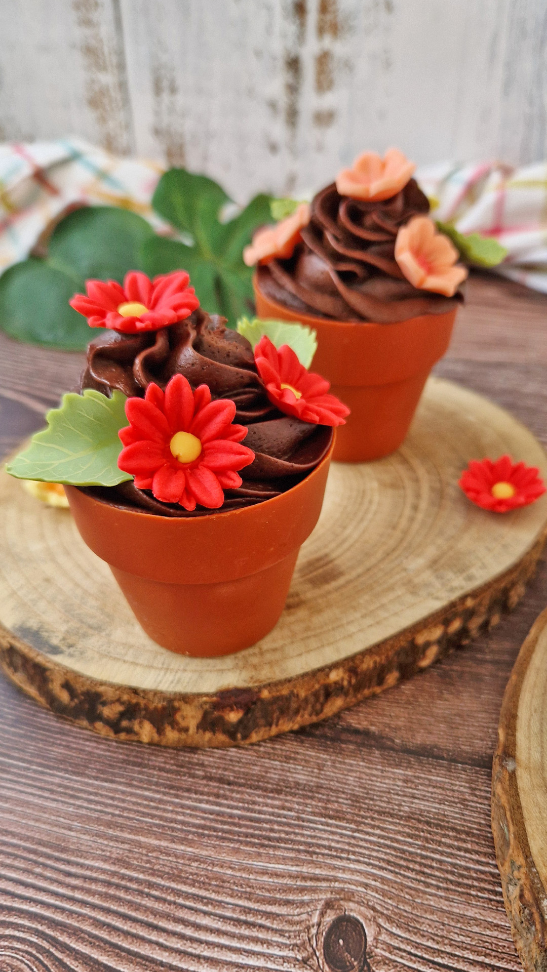 FLORES DE OBLEA COMESTIBLE 7 MARGARITAS ROJAS + 5 HOJAS VERDES
