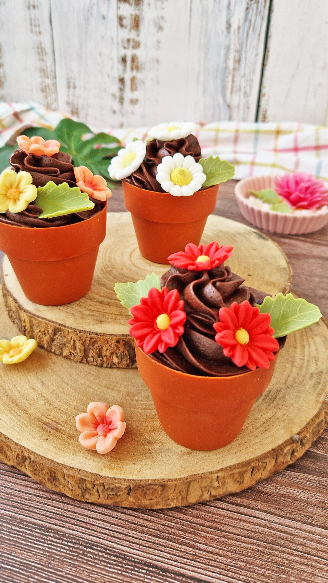 FLORES DE OBLEA COMESTIBLE 8 FLORES AMARILLAS + 5 HOJAS VERDES