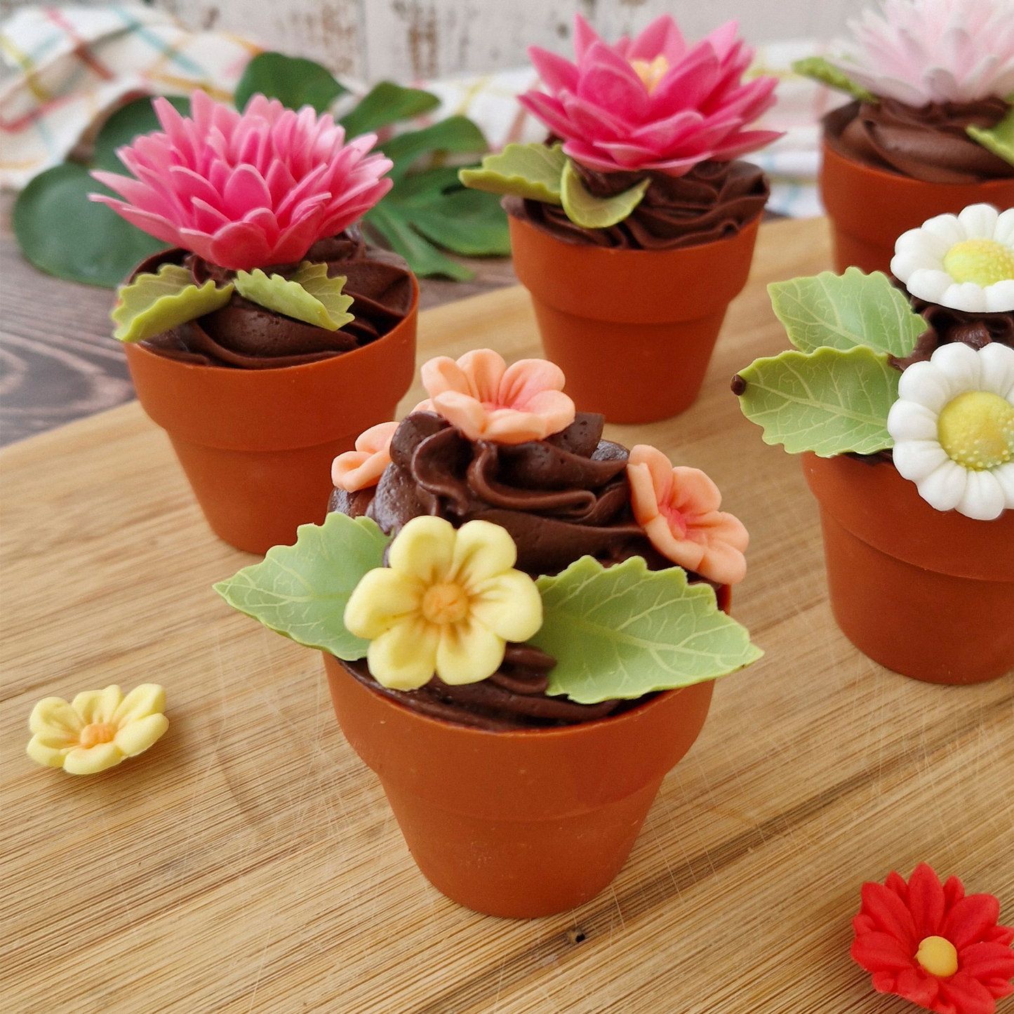 FLORES DE OBLEA COMESTIBLE 8 FLORES AMARILLAS + 5 HOJAS VERDES