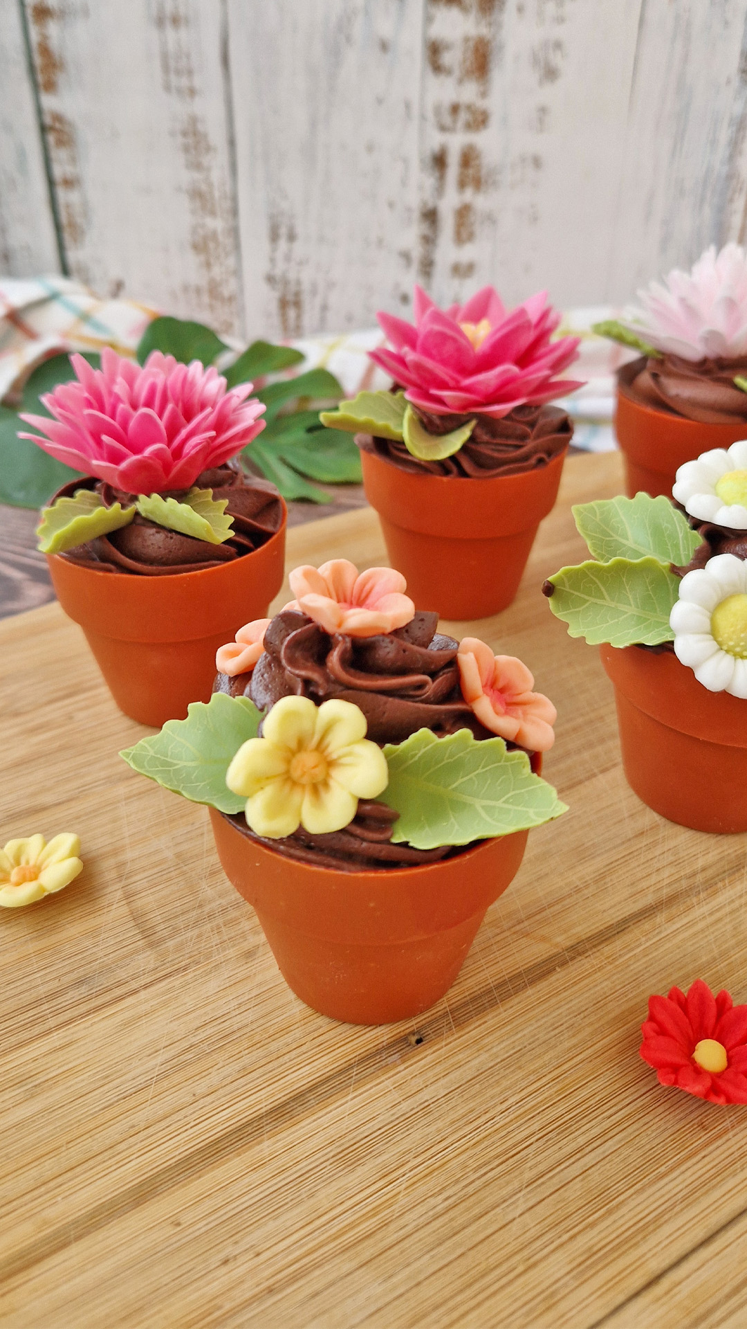FLORES DE OBLEA COMESTIBLE 8 FLORES AMARILLAS + 5 HOJAS VERDES